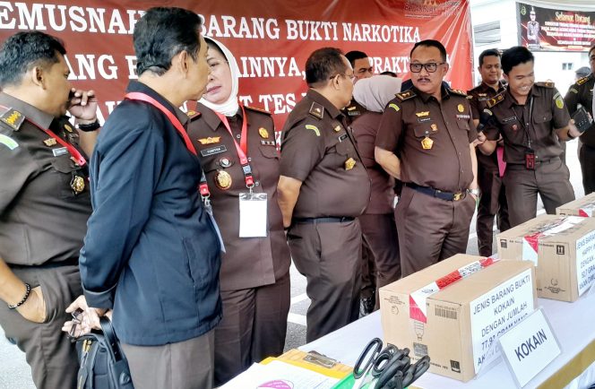 
					Kejaksaan Negeri (Kejari) Kota Batam menghancurkan barang bukti (BB) kasus narkotika, dimulai dari jenis narkotika dan ratusan telepon genggam, Rabu (6/3/2024). Foto: TELISIKNEWS