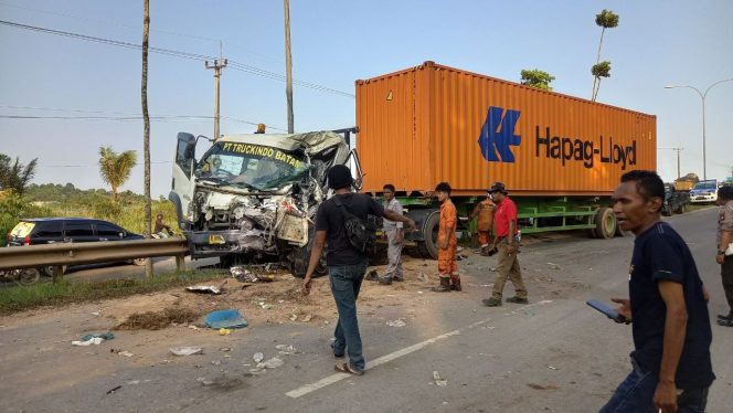 
					Tabrakan beruntun di kawasan Kabil, lalu lintas macet. Foto: Gokepri.com/Muhammad Ravi