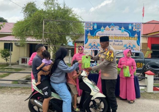 
					Polsek Moro Bersama Bhayangkari Bagi Makanan Gratis Untuk Berbuka Puasa