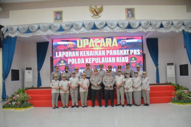 
					Sebanyak 10 personel PNS Polda Kepri menerima kenaikan pangkat setingkat lebih tinggi dalam upacara yang digelar di Gedung Lancang Kuning Polda Kepri, Senin (1/4/2024).