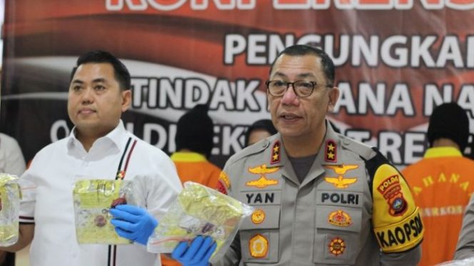 
					Kapolda Kepri, Irjen Pol Yan Fitri saat konferensi pers pengungkapan tindak pidana narkotika di Mapolda Kepri, Nongsa, Batam Selasa (2/4/2024).