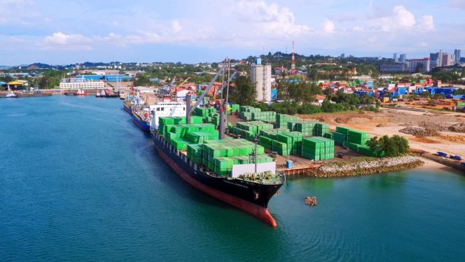 
					Aktivitas bongkar muat di Pelabuhan Batu Ampar, Batam, Kepri. Foto: BP Batam