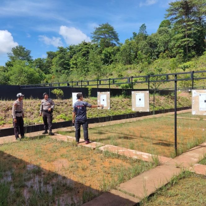 
					Ditpamobvit Polda Kepri menggelar latihan dan ujian menembak di Lapangan Tembak Mako Brimob Batam pada Sabtu (27/4/2024). 