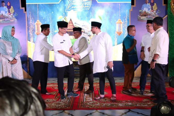 
					Ketua DPRD Kota Batam Nuryanto (kanan) bersalaman dengan Menparekraf Sandiaga Uno saat penutupan Batam Wonderfood & Art di Taman Dang Anom, Sabtu (31/3/2024). Foto:  HUMAS DPRD BATAM