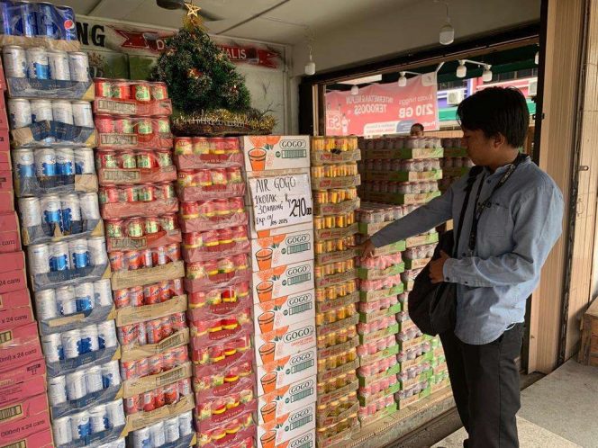 
					Penjualan air kaleng jelang lebaran di Tanjungpinang. Foto: RRI