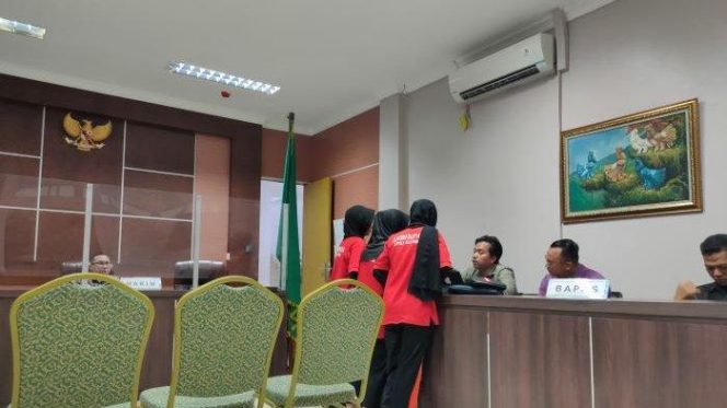 
					Tiga terdakwa bullying di Batam di PN Batam, Kamis Kamis (4/4/2024). Hakim memvonis tiga remaja ini 7 bulan penjara. Foto: TribunBatam.id/Ucik Suwaibah