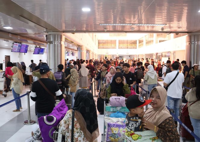 
					Suasana arus mudik di Bandara Hang Nadim. Foto: Cecep Mulyana/ Batam Pos