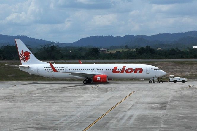 
					Penerbangan Lion Air JT-238 yang berangkat pada hari ini, 17 April, dari Pekanbaru menuju Batam, namun harus kembali ke bandara asalnya lantaran cuaca yang buruk. Foto: KOMPAS MONEY