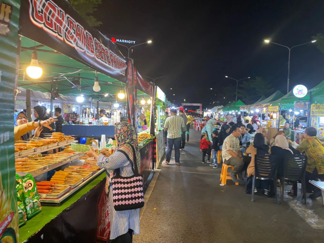 
					Puluhan stand UMKM meramaikan bazar kuliner di Lapangan Parkir Harbour Bay, Batu Ampar, Kota Batam. Foto: EDISICO