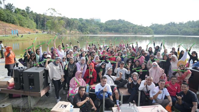 
					Pelaksanaan senam Pound Fit di Taman Kolam Sekupang, Minggu (21/4/2024) pagi. Foto: BP Batam