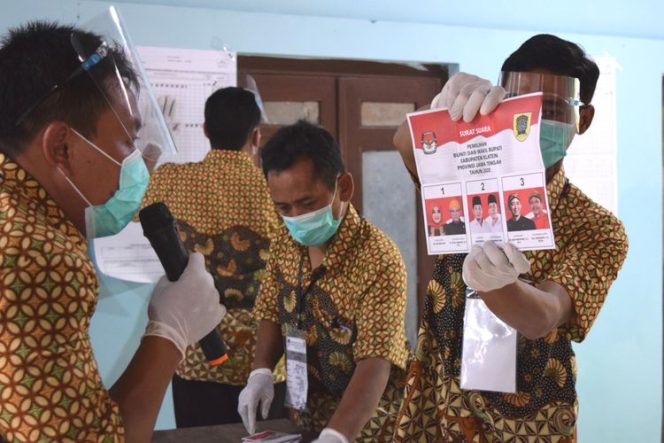 
					Suasana perhitungan surat suara Pilkada.  Foto: KOMPAS REGIONAL