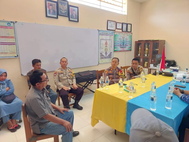 
					Mediasi konflik lahan antara Yayasan Yos Sudarso, masyarakat, dan pengusaha listrik di Kampung Harapan, Kelurahan Tanjung Uncang, Kecamatan Batu Aji, Batam, Kamis (25/4/2024). Foto: Dok. Polsek Batu Aji