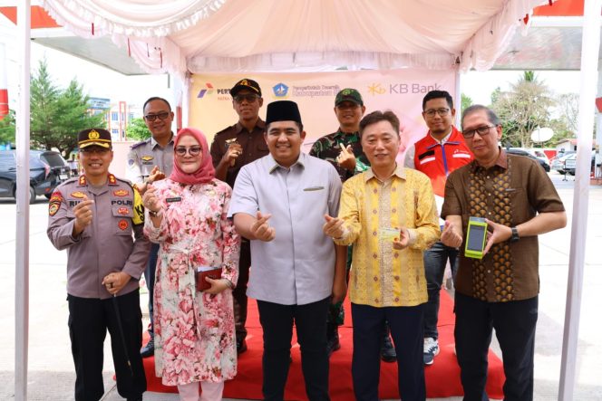 
					Bupati Bintan Roby Kurniawan bersama pihak Bank Bukopin dan stake holder melaunching Kartu Solar Subsidi Bintan Senin (1/4/2024) di SPBU Km 16.