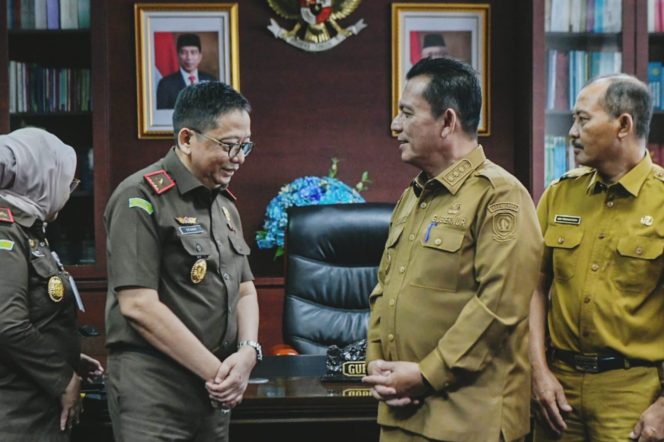 
					Gubernur Kepri Ansar Ahmad bersilaturahmi dengan Kajati Kepri, Teguh Subroto di Ruang Kerja Gubernur, Dompak, Selasa (16/4/2024).