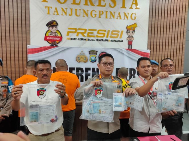 
					Kapolresta Tanjungpinang ketika mengungkap kasus penyalahgunaan jabatan di PT Asli Gadai Sejahtera, Selasa (16/4/2024).