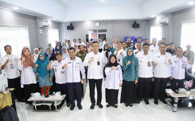 
					Sekdako Tanjungpinang Zulhidayat bersama BKKBN kepri pada kegiatan pemutakhiran, Verval KRS kemarin.