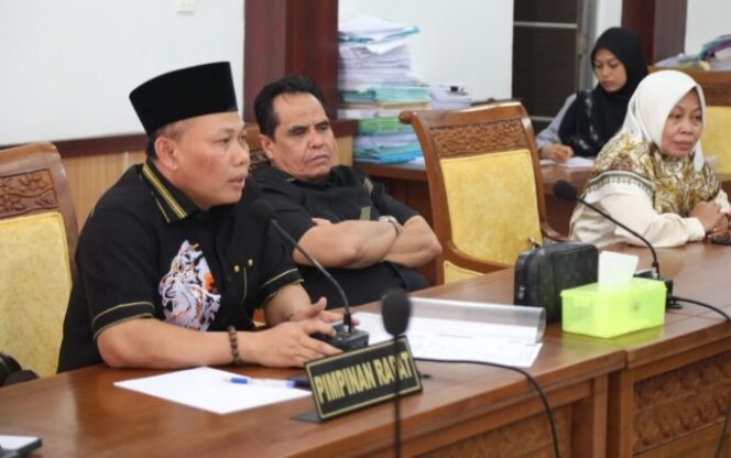 
					Komisi III DPRD Batam Segera Jadwal Ulang RDP Penimbunan Bakau di Tanjungpiayu Tampak Ketua Komisi III DPRD Batam H. Joko Mulyono saat memimpin RDP beberapa waktu lalu.