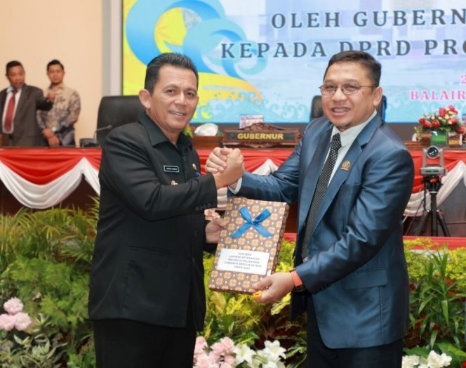 
					Gubernur Kepri menyerahkan LKPJ kepala daerah tahun 2023, ke Anggota DPRD Kepri.