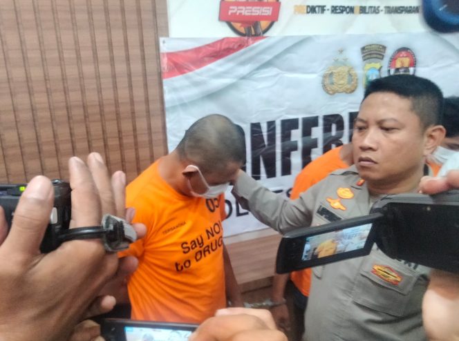 
					Kapolresta Tanjungpinang Koambes Pol Heribertus Ompusunggu saat mengintrogasi tersangka Yudi Wahyudi oknum Satpol PP Tanjungpinang disela menggelar konfrensi pers, Senin (1/4/2024).