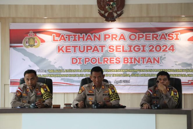 
					Latihan Pra Operasi Ketupat Seligi 2024 yang dilaksanakan di Sarja Arya Racana (SAR) Polres Bintan pada Senin (1/4/2024).