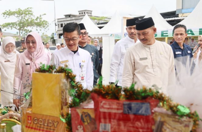 
					Sekdaprov Kepri didampingi Pj Wali Kota Tanjungpinang meninjau pasar murah.