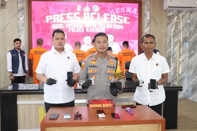 
					Satuan Resnarkoba Polres Karimun melaksanakan Konferensi Pers ungkap kasus tindak pidana narkotika yang dilaksanakan di Lt. II gedung Catur Prasetya Polres Karimun. Rabu (3/4/2024).