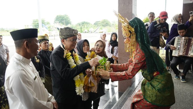 
					Rangkaian kegiatan penyambutan kedatangan Kajati Kepri, Teguh Subroto, SH MH  melalui tradisi ada Melayu saat tiba di Bandara Internasional Raja Haji Fisabilillah Tanjungpinang, Jumat (5/4/2024).