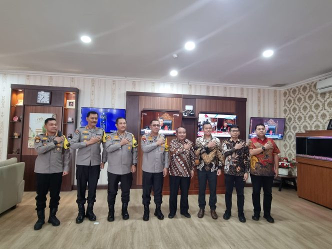 
					PT PLN Batam bersinergi dengan Kepolisan Daerah (Polda) Kepulauan Riau (Kepri) untuk pengamanan instalasi dan aset ketenagalistrikan PLN Batam yang berstatus objek vital nasional.
