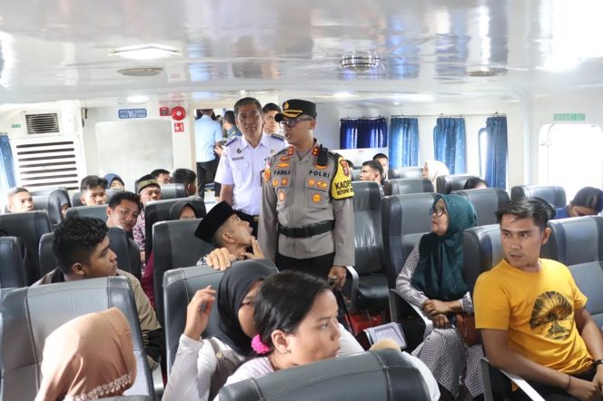 
					Kapolres Karimun AKBP Fadli Agus, S.I.K., M.H. meninjau langsung kegiatan arus balik mudik lebaran 2024 di Pos Pelayanan Taman Bunga dan pelabuhan domestik Kabupaten Karimun, Senin (15/4/2024).