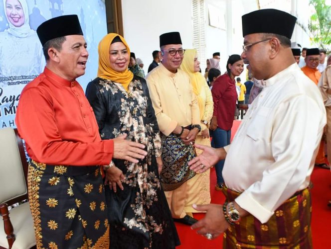 
					Ketua Komisi IV DPRD Kepri, bersama Gubernur Kepri serta Kapolda Kepri, saat sambut tamu di acara open house hari kedua lebaran Idul Fitri 1445 Hijriah.