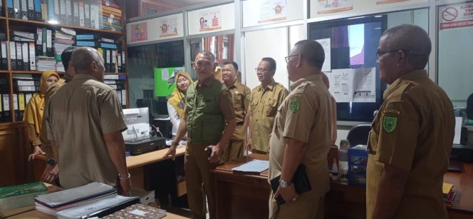 
					Wabup Rodial dan rombongan mendatangi kantor-kantor OPD Pemkab Natuna. Foto: Faturrahman/HarianHaluanKepri