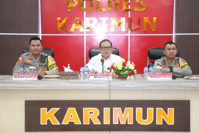 
					Polres Karimun terima kunjungan tim Was Ops Polda Kepri dalam rangka operasi ketupat seligi 2024 dari Itwasda Polda Kepri yang dilaksanakan di Rupatama Polres Karimun, Selasa (16/4/2024).