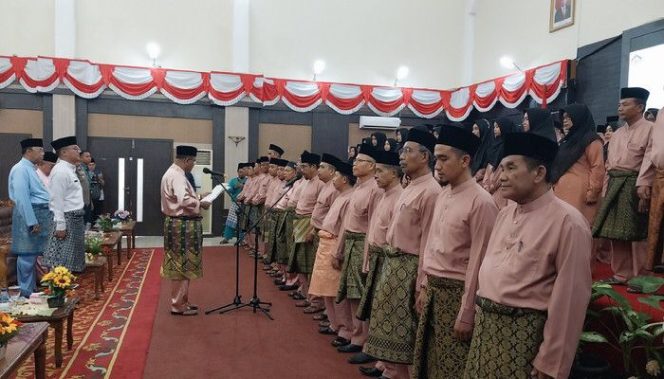 
					Sebanyak 107 orang yang menjadi Dewan Hakim pada Musabaqah Tilawatil Quran (MTQ) XVI Kabupaten Karimun resmi dilantik, Selasa (16/4/2024).