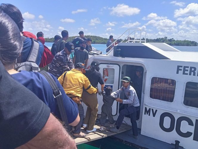 
					Suasana penumpang di Pelabuhan di Kabupaten Lingga.