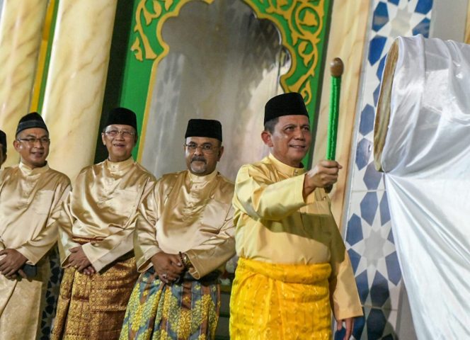 
					Gubenur Kepulauan Riau, Ansar Ahmad membuka MTQ ke XVI Tingkat Kabupaten Karimun Tahun 2024 di Coastal Area, Selasa (16/4/2024) malam.
