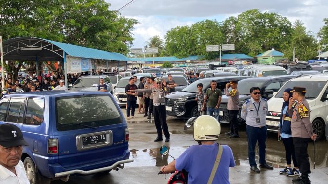 
					Kapolres Bintan AKBP Riky Iswoyo didampingi sejumlah Pejabat Utamanya melakukan pengecekan kesiapan personil pengamanan di Pos Pelayanan Terpadu ASDP Tanjung Uban, Selasa (16/4/2024).