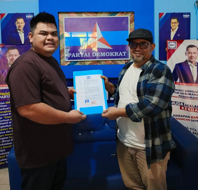 
					Roy Penangsang saat mendaftar sebagai bakal Cabup Bintan ke Partai Demokrat Bintan, Kamis (18/4/2024).