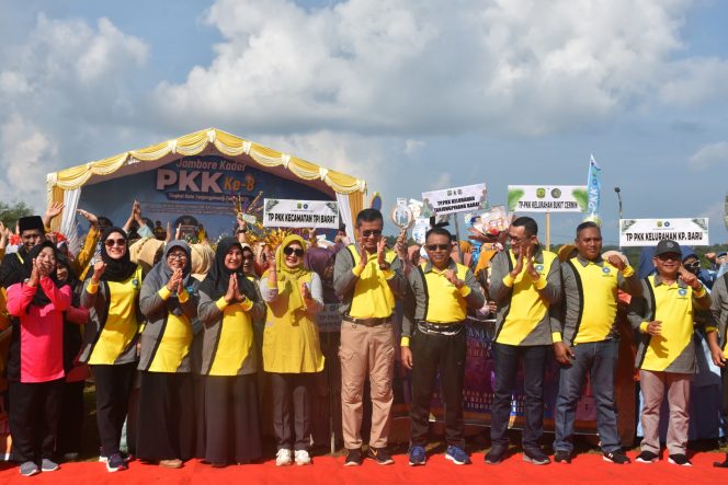 
					Sekda Kota Tanjungpinang foto bersama dalam acara jambore kader PKK ke 8.