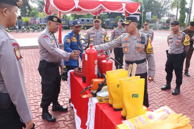 
					Polres Karimun melaksanakan apel kesiapan penanggulangan bencana yang dilaksanakan di lapangan apel Bhayangkara Polres Karimun, Rabu (24/4/2024).