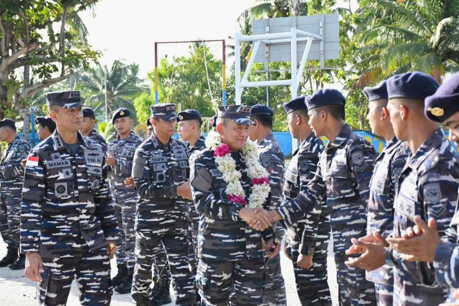 
					Prosesi penyambutan Pankoarmada I di Lanal Ranai.