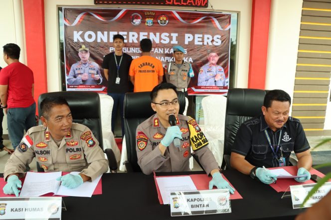 
					Kapolres Bintan AKBP Riky Iswoyo, saat ekspos pengungkapan kasus narkoba jenis ganja, Kamis (25/4/2024).