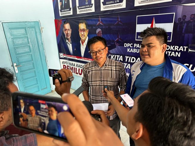 
					Nikolas Panama akrab disapa Niko resmi mendaftar penjaringan bakal calon (bacalon) Bupati Bintan, Provinsi Kepulauan Riau (Kepri) di Partai Demokrat, Kamis (25/4/2024).