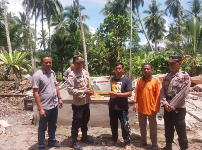 
					Polsek Kuba Polres Karimun melaksanakan kegiatan bantuan sosial berupa sembako kepada masyarakat yang terkena dampak bencana alam pohon tumbang di Dusun I Mengkuse Desa Sawang Selatan Kec. Kundur Barat Kab. Karimun, Kamis (25/4/2024).