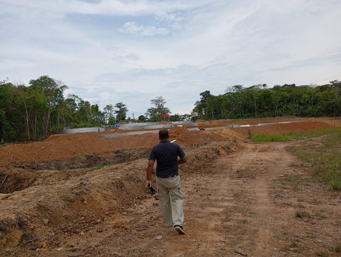 
					Aktivitas penggalian tambak udang di Desa Pengujan, Kecamatan Teluk Bintan, Kabupaten Bintan.