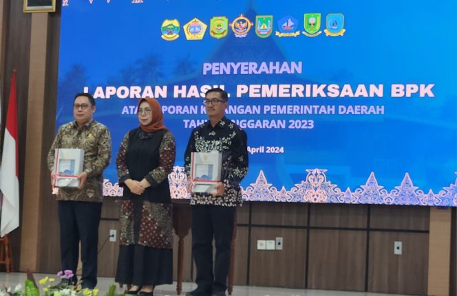 
					Sekda Kabupaten Natuna, Boy Wijanarko (kanan), Ketua DPRD Natuna, Daeng Amhar dan Kepala BPKP Kepri.