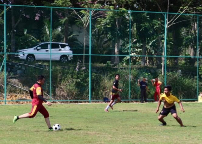 
					Kapolres Bintan ajak personel main bola di lapangan Sepak Bola Polres Bintan yaitu Mini Soccer Polres Bintan, Sabtu (27/4/2024).