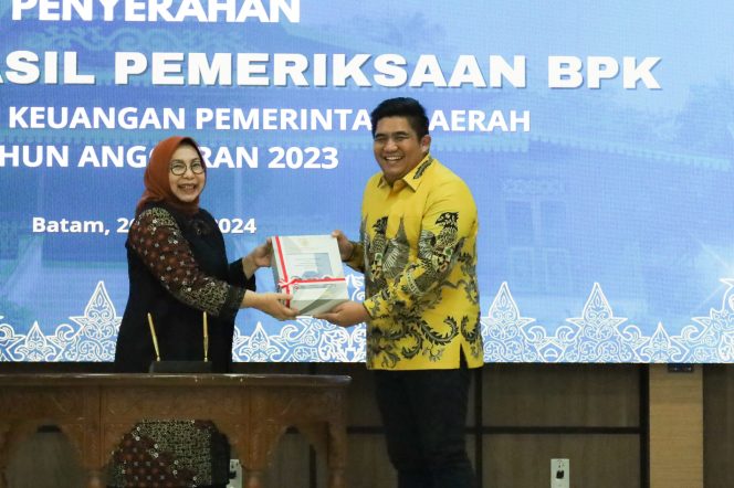 
					Bupati Bintan Roby Kurniawan menerima LHP opini WTP dari Kepala BPK Perwakilan Provinsi Kepri, Emmy Mutiarini.