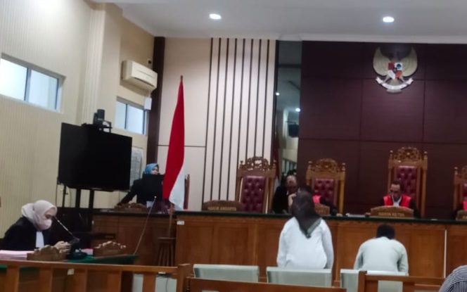 
					Dua terdakwa sindikat pengiriman Pekerja Migran Ilegal  berinisial Winda Tri Utami (19), dan Muhammad Galuh  (21) ke Kamboja masing-masing dihukum 3 tahun dan denda Rp 2 miliar, subsider 1 bulan, Senin (29/4/2024). 