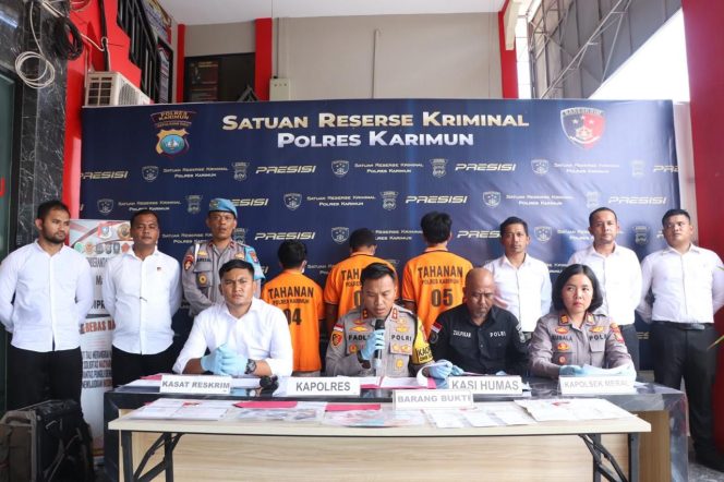 
					Satreskrim Polres Karimun bersama Polsek Meral berhasil ungkap kasus PMI ilegal menuju Malaysia, Senin (29/04/2024).