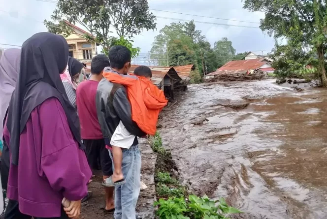 
					Banjir lahar dingin menerjang kawasan pemukiman dan memutus ruas jalan Bukittinggi - Padang, Jumat (5/4/2024). (Foto: Antara/Altas Maulana)